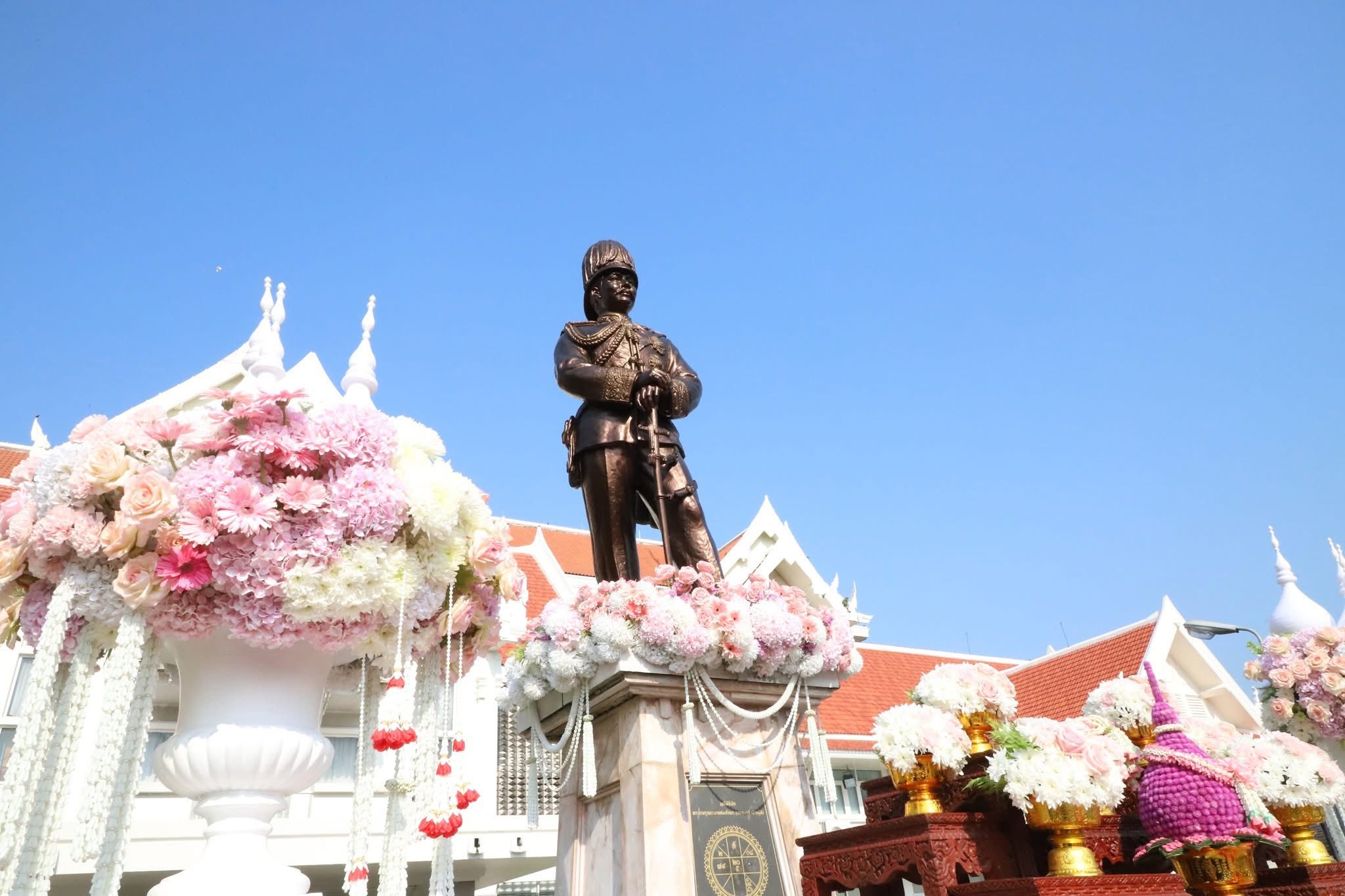 title - ร่วมพิธีถวายราชสักการะ วางพานพุ่มดอกไม้สดและกล่าวถวายราชสดุดี น้อมรำลึกในพระมหากรุณาธิคุณพระบาทสมเด็จพระจุลจอมเกล้าเจ้าอยู่หัว เนื่องในวันท้องถิ่นไทย ประจำปี 2569 ณ ลานอนุสาวรีย์พระบาทสมเด็จพระจุลจอมเกล้าเจ้าอยู่หัว รัชกาลที่ 5 